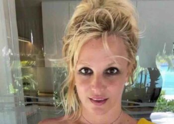 Britney Spears Looks ‘Disheveled’ On Airplane