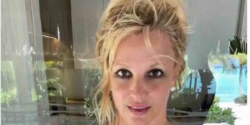 Britney Spears Looks ‘Disheveled’ On Airplane