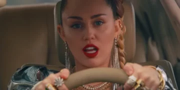 Miley Cyrus Says Popular Singer Is ‘In Closet’