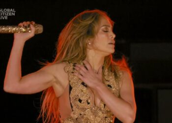 Crickets Crawl Up Jennifer Lopez’s Neck At Concert