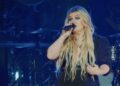 Kelly Clarkson Sings Through Tears Onstage