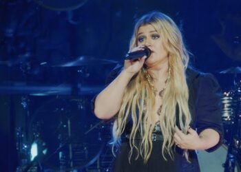 Kelly Clarkson Sings Through Tears Onstage