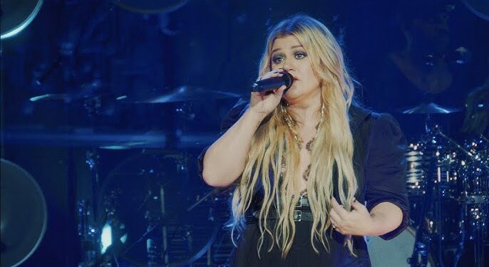 Kelly Clarkson Sings Through Tears Onstage