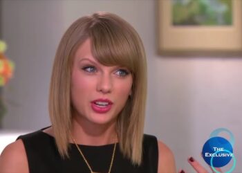 Taylor Swift Helps Dad In Wheelchair