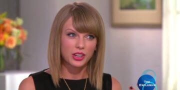 Taylor Swift Helps Dad In Wheelchair